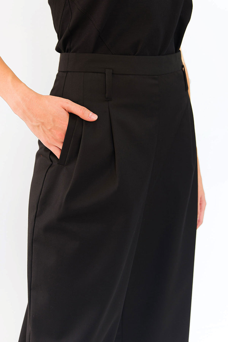 Tailored black pants with pockets for women