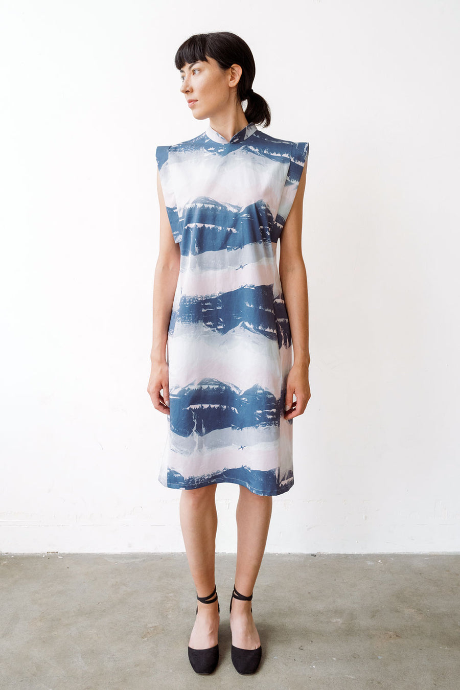 Relaxed sleeveless dress with mandarin collar and mountain print